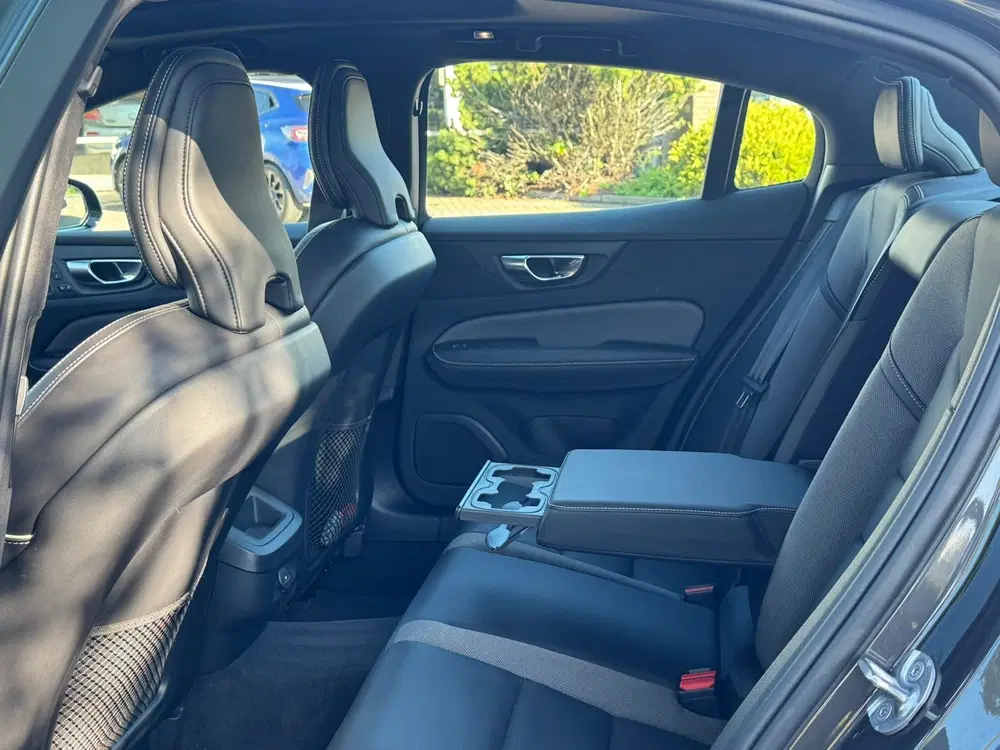 Volvo S60 2.0 B4 Plus Dark uit 2024, foto 11
