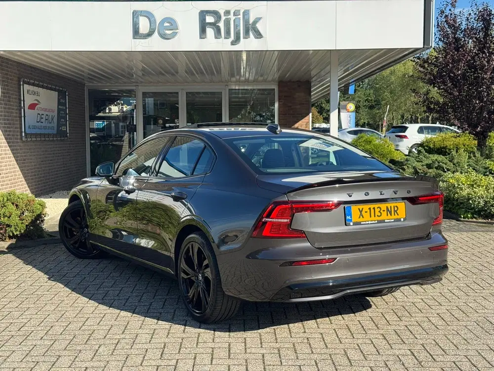 Volvo S60 2.0 B4 Plus Dark uit 2024, foto 4