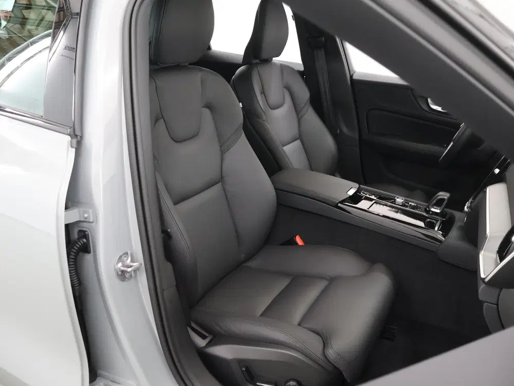 Volvo V60 2.0 T8 Plug-in hybrid AWD Plus Dark uit 2024, foto 10