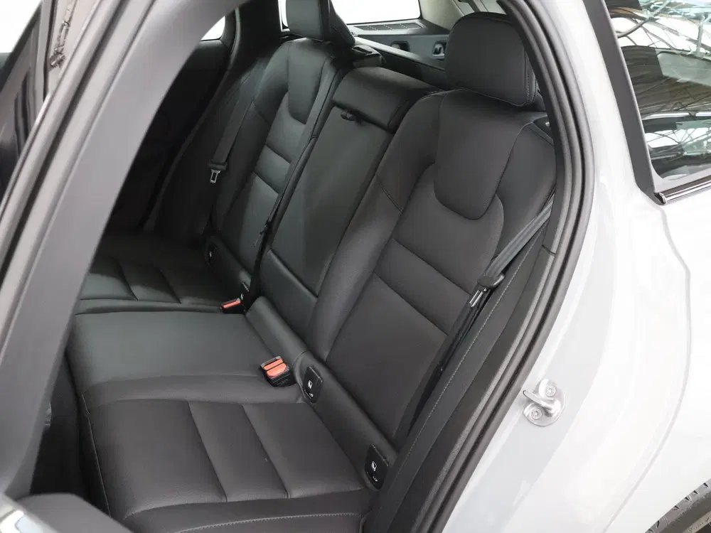 Volvo V60 2.0 T8 Plug-in hybrid AWD Plus Dark uit 2024, foto 11