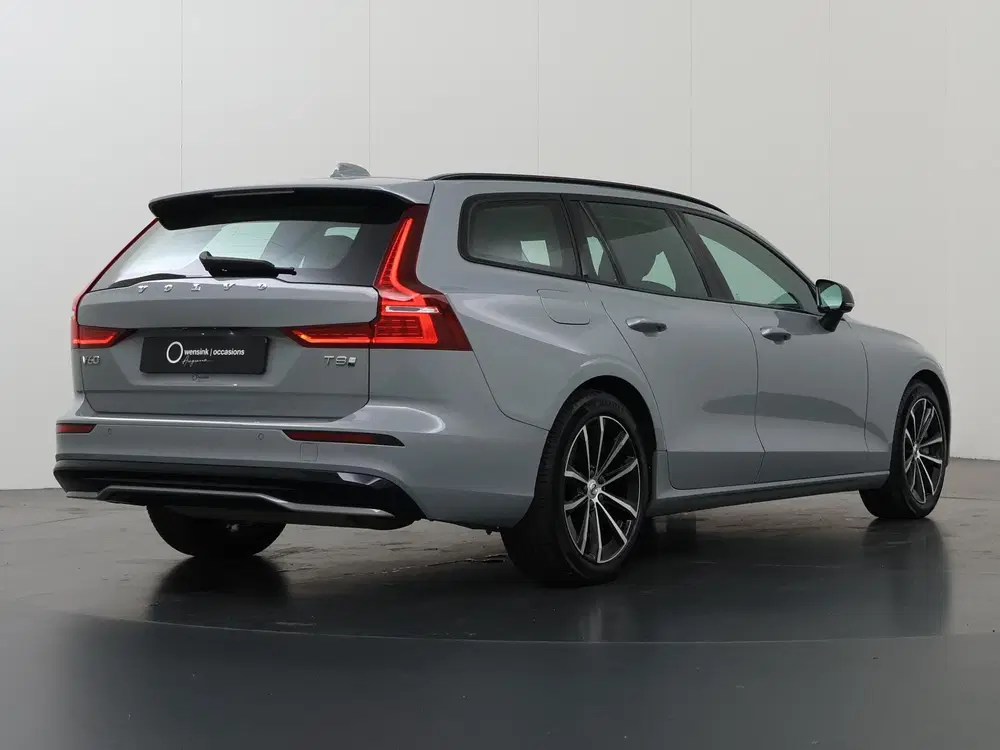 Volvo V60 2.0 T8 Plug-in hybrid AWD Plus Dark uit 2024, foto 2