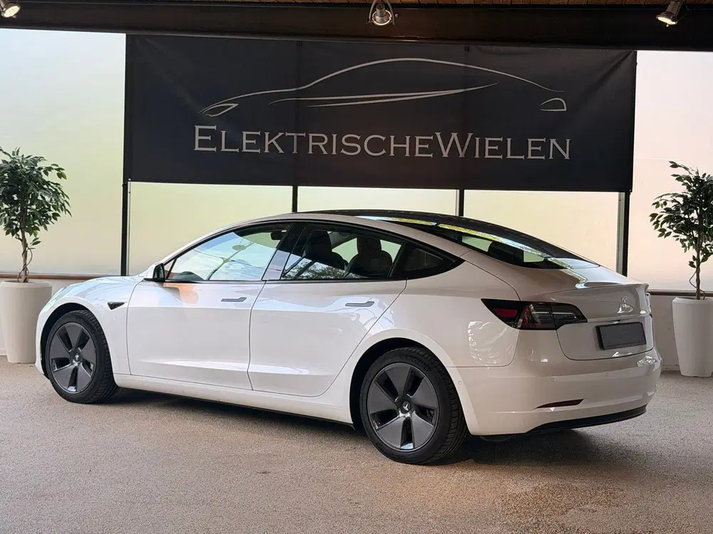 Tesla Model 3 uit 2021, foto 5