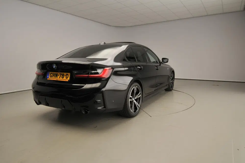 BMW 3-serie Sedan 318i uit 2024, foto 2