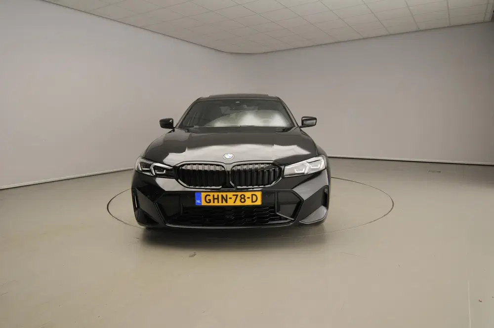 BMW 3-serie Sedan 318i uit 2024, foto 4