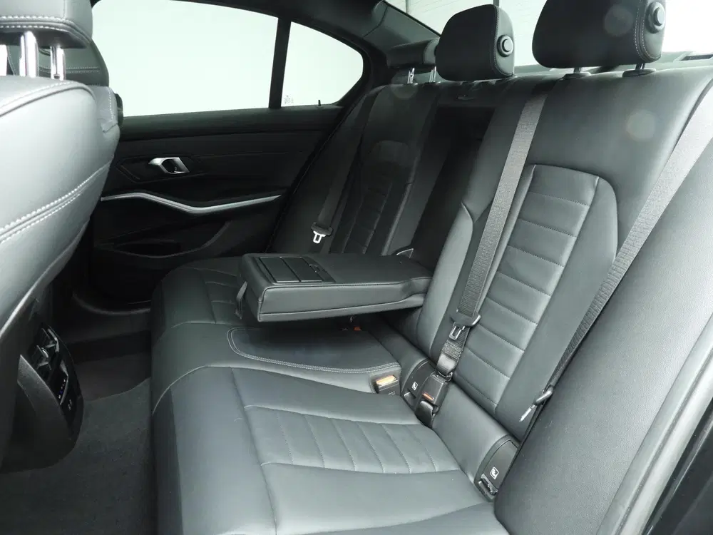 BMW 3-serie Sedan 318i uit 2024, foto 8
