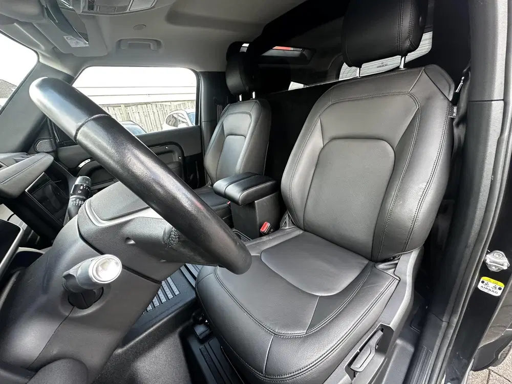 Land Rover Defender 3.0 D200 90 MHEV SE uit 2021, foto 2