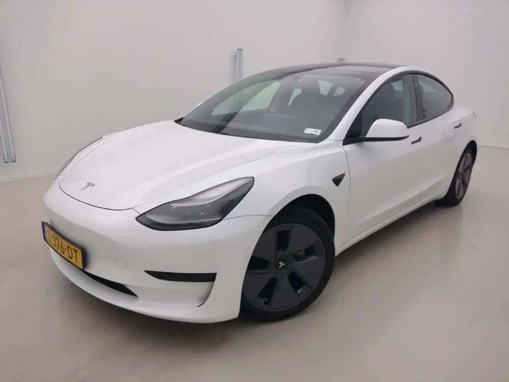 Tesla Model 3 uit 2021, foto 2