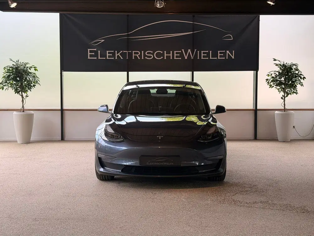 Tesla Model 3 uit 2022, foto 2