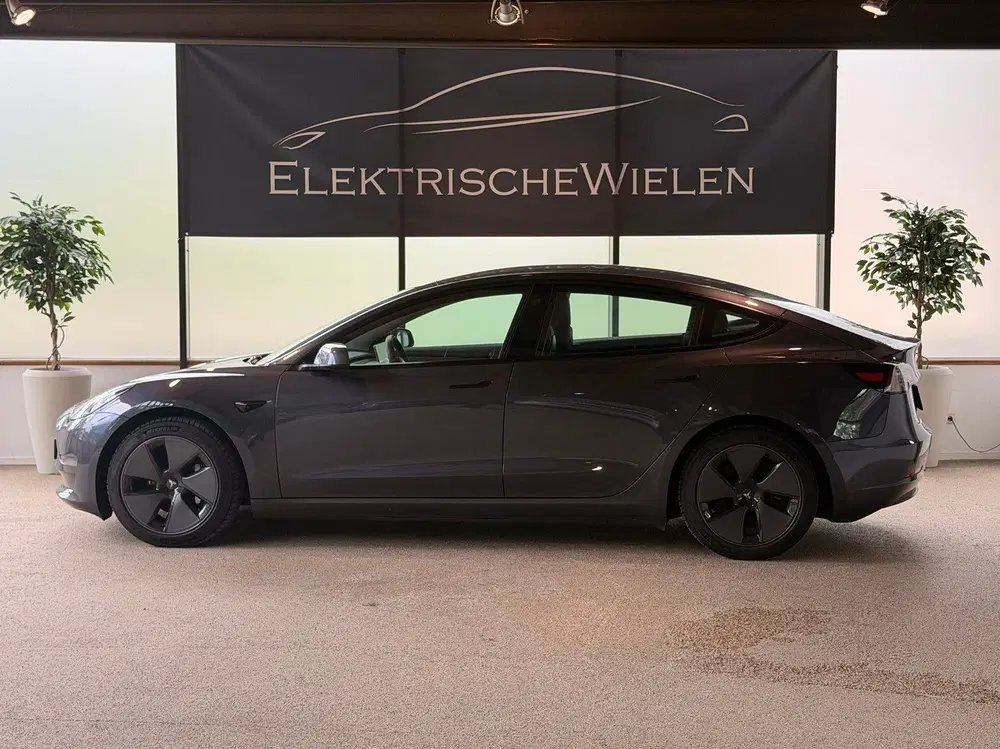 Tesla Model 3 uit 2022, foto 4