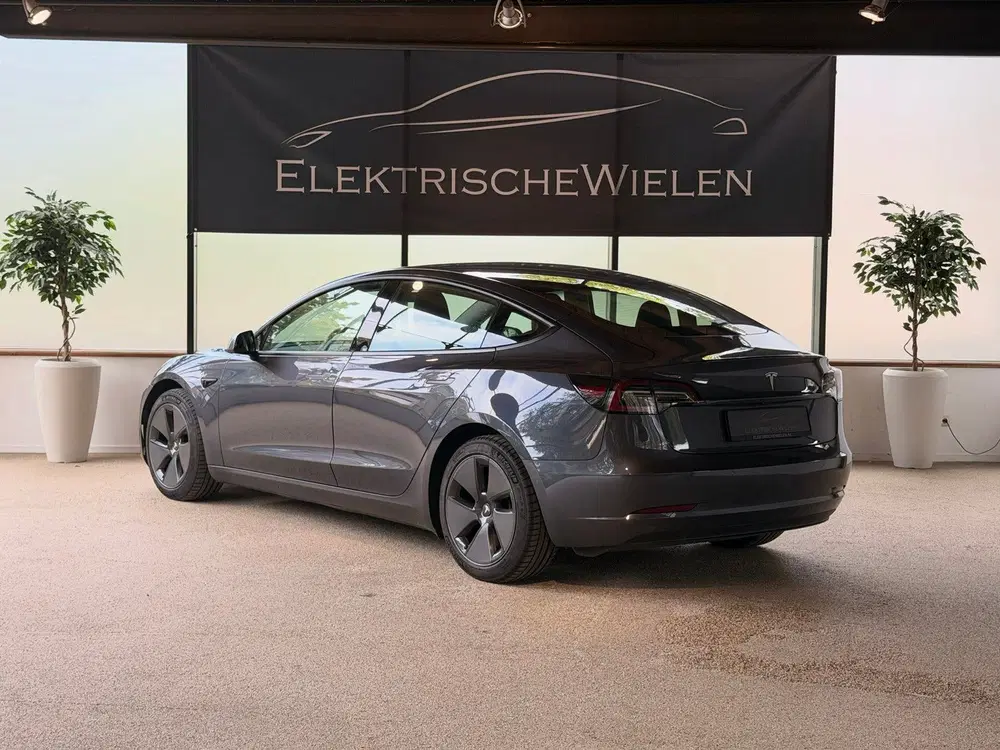 Tesla Model 3 uit 2022, foto 5