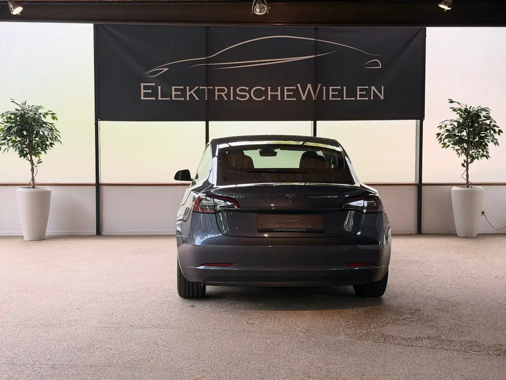 Tesla Model 3 uit 2022, foto 6