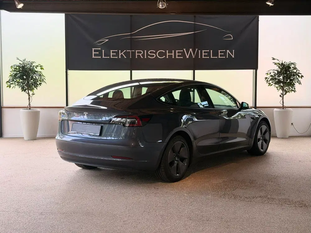 Tesla Model 3 uit 2022, foto 7