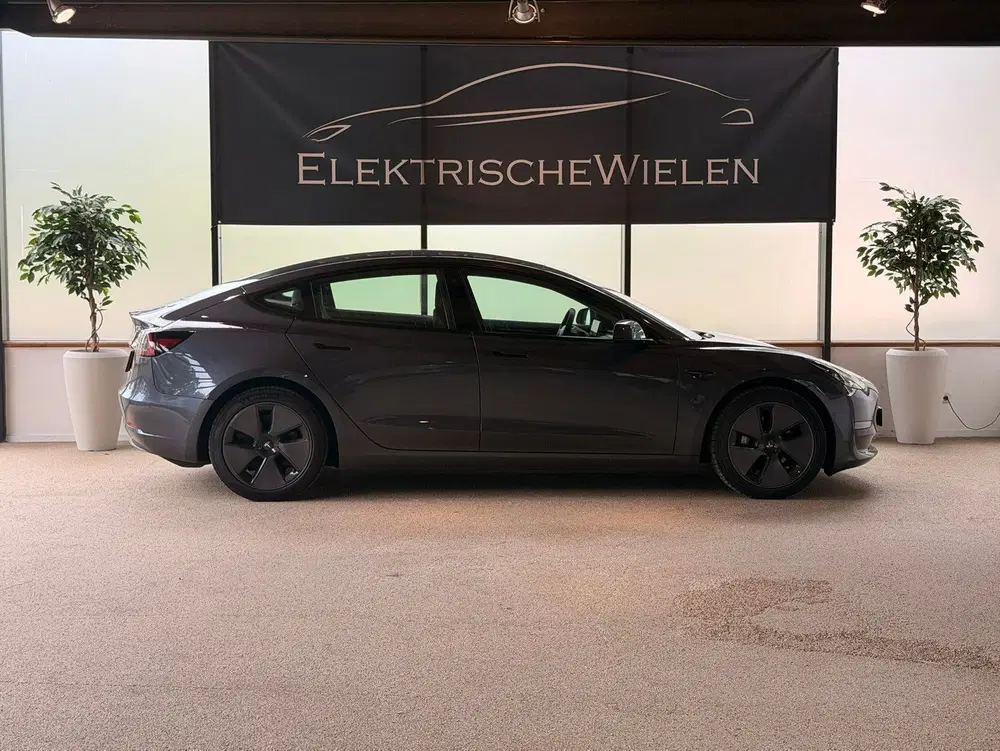 Tesla Model 3 uit 2022, foto 8
