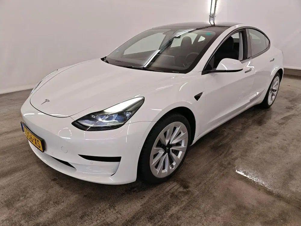 Tesla Model 3 uit 2021, foto 2
