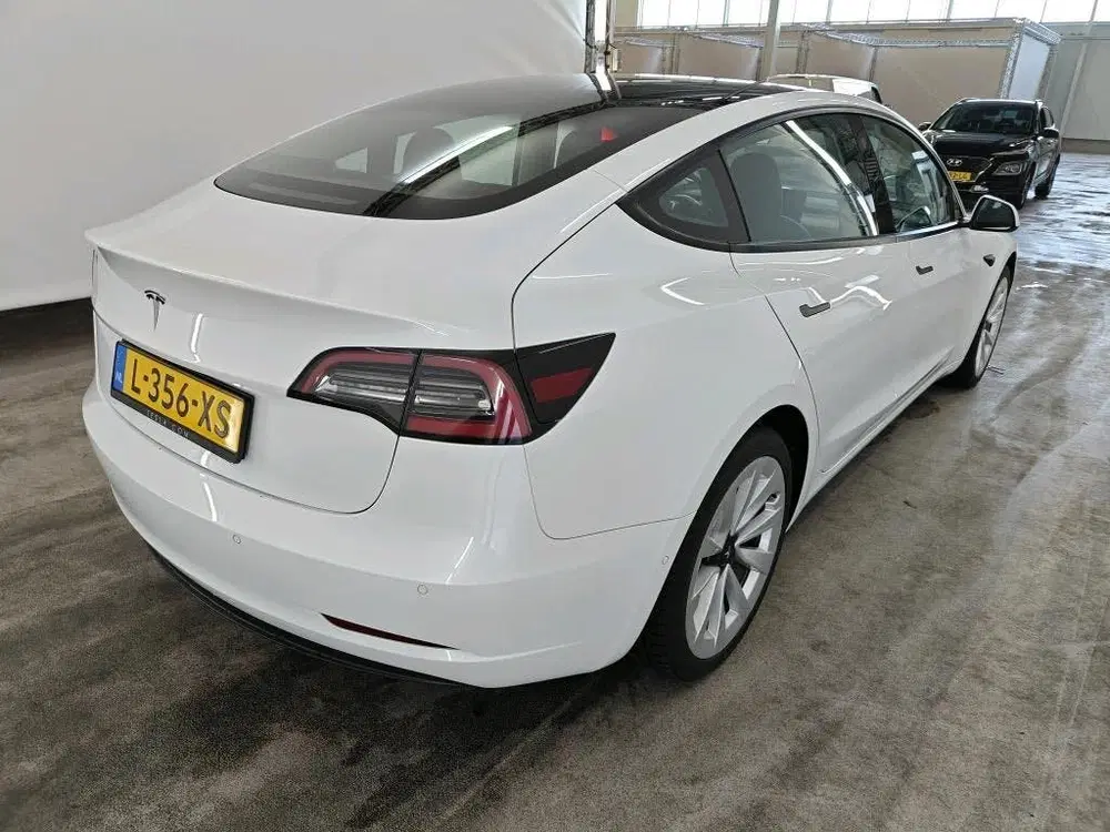Tesla Model 3 uit 2021, foto 3