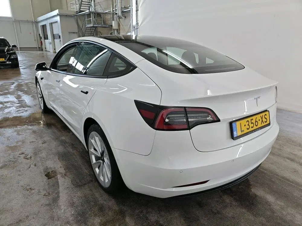 Tesla Model 3 uit 2021, foto 4