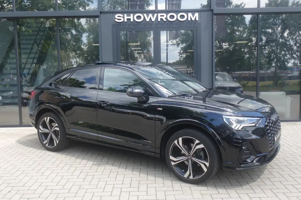 Audi Q3 35 TFSI S Edition Competition PANO KEYLESS uit 2024, foto 13