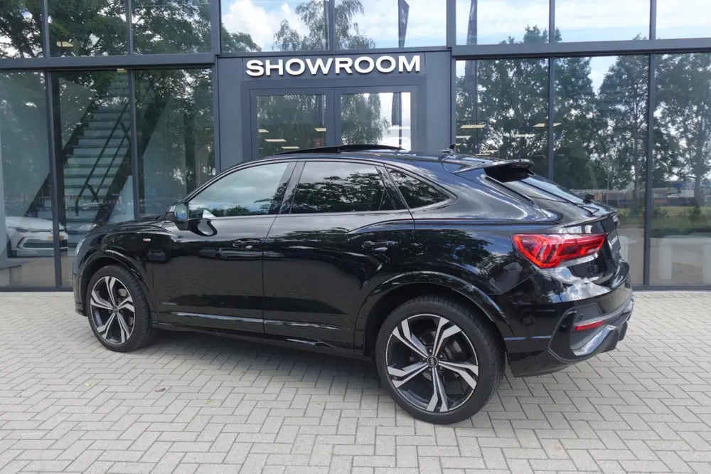 Audi Q3 35 TFSI S Edition Competition PANO KEYLESS uit 2024, foto 2