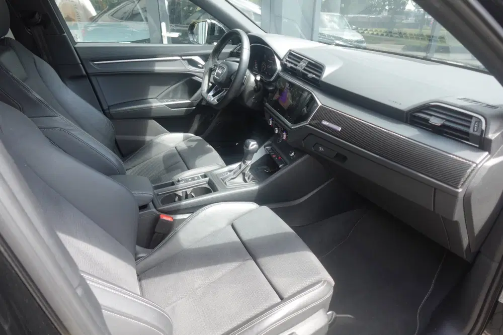 Audi Q3 35 TFSI S Edition Competition PANO KEYLESS uit 2024, foto 3