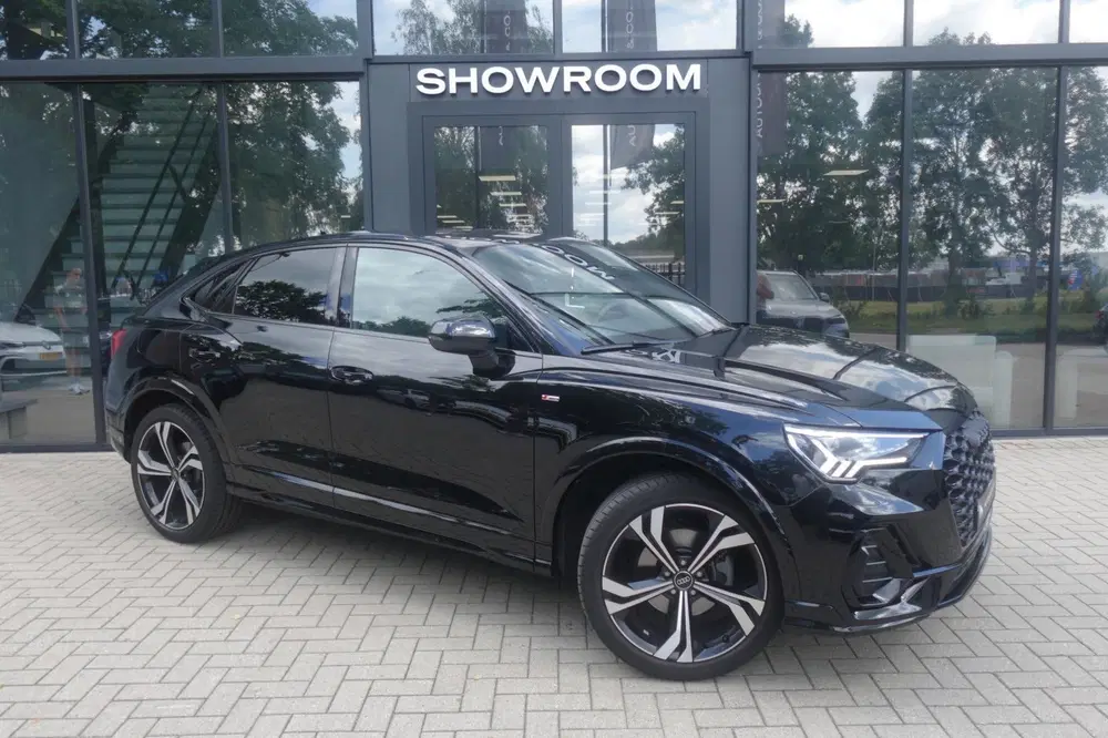 Audi Q3 35 TFSI S Edition Competition PANO KEYLESS uit 2024, foto 4