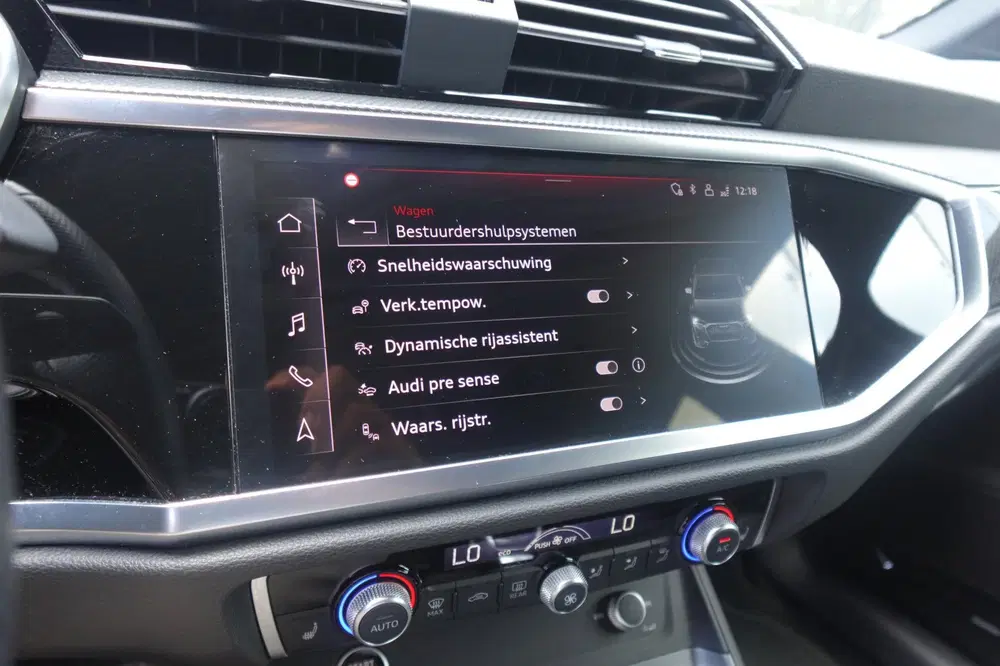 Audi Q3 35 TFSI S Edition Competition PANO KEYLESS uit 2024, foto 7