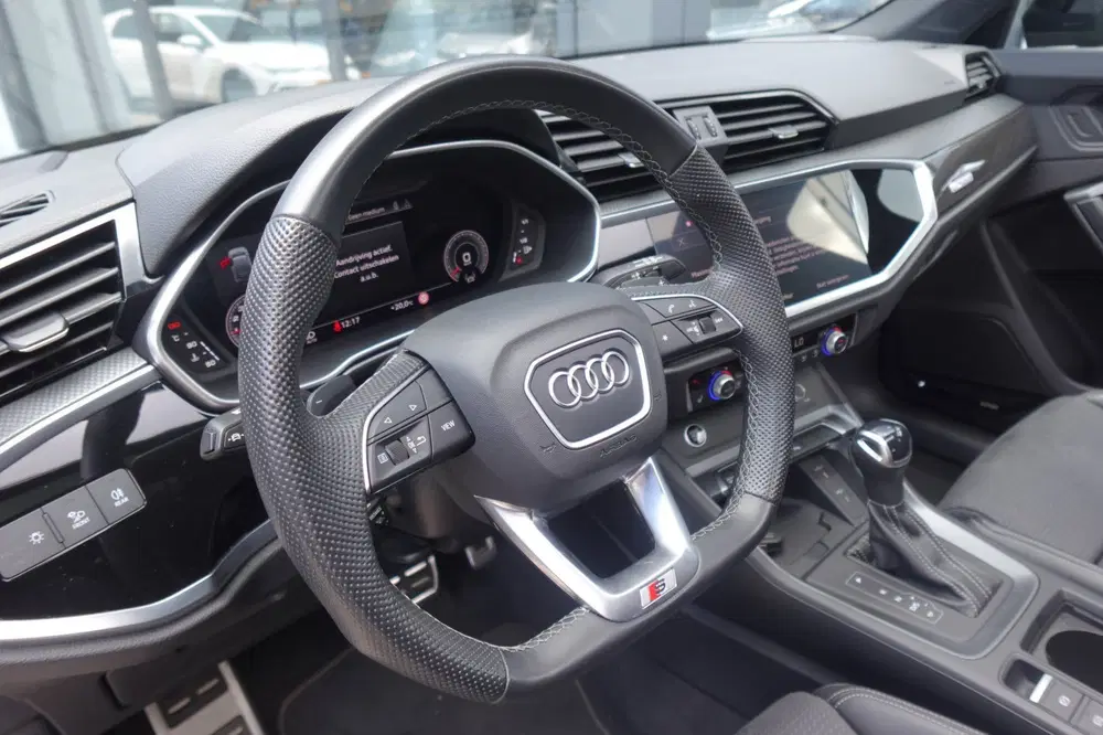 Audi Q3 35 TFSI S Edition Competition PANO KEYLESS uit 2024, foto 9
