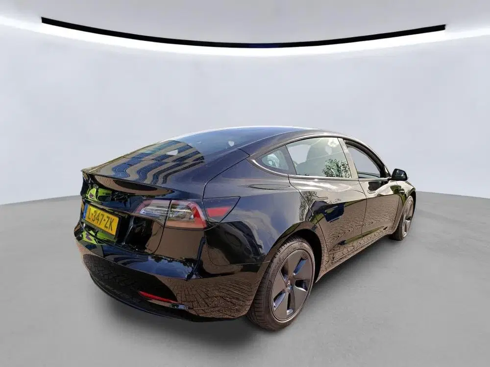 Tesla Model 3 uit 2021, foto 4