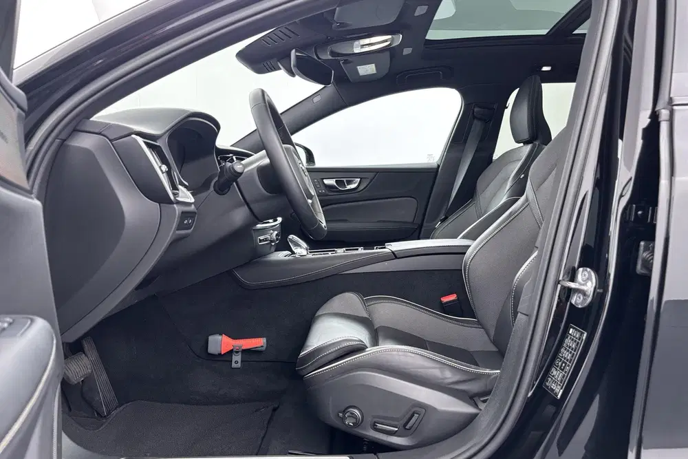 Volvo V60 2.0 T8 Plug-in hybrid AWD Ultimate Dark Zw uit 2023, foto 15