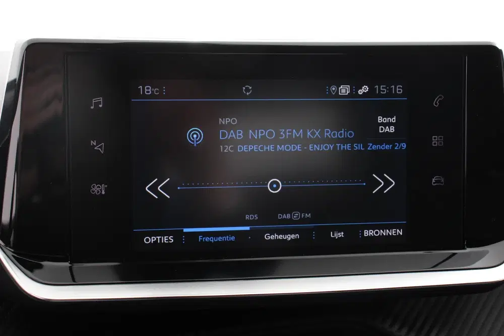 Peugeot 2008 1.2 PureTech 130pk Automaat Allure Navigat uit 2023, foto 14