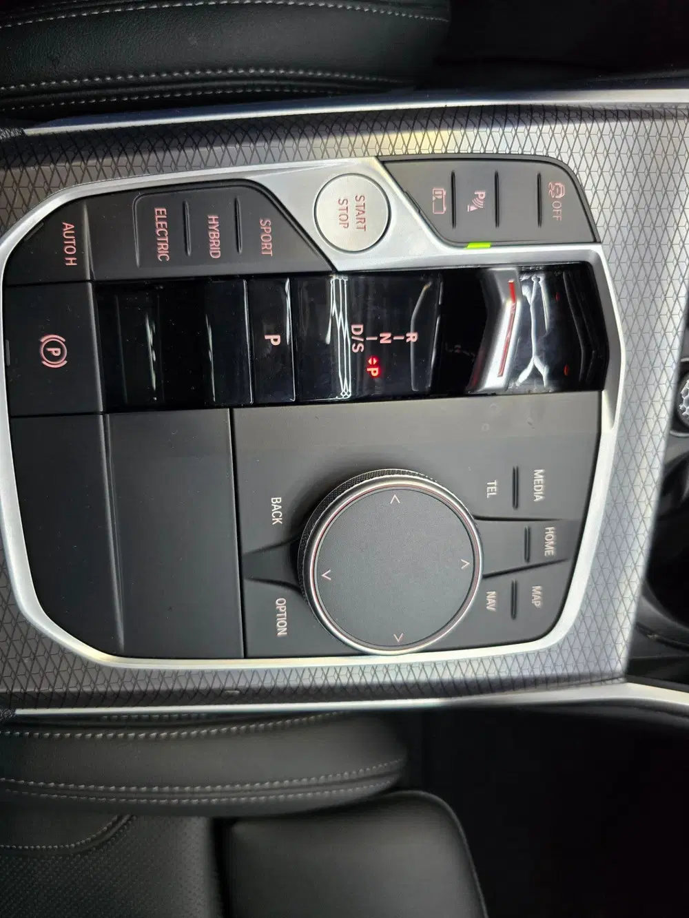 BMW 3-serie 330e xDrive M Sport Pano Leder Widescree uit 2024, foto 15