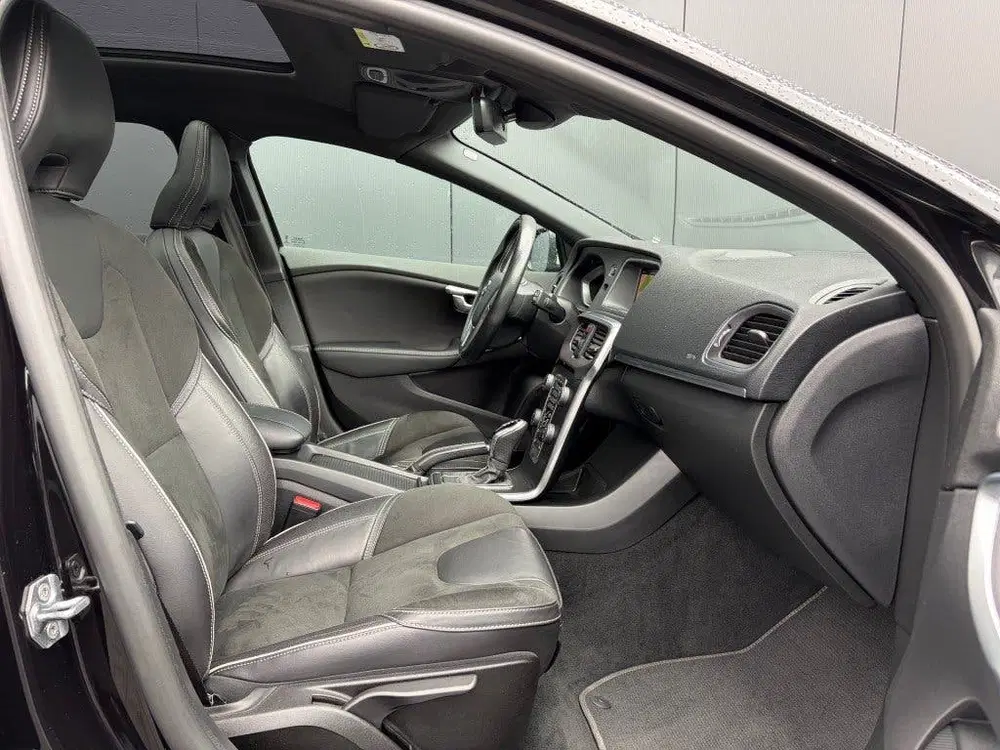Volvo V40 1.5 T3 R-Design Pano LED Camera H uit 2020, foto 3