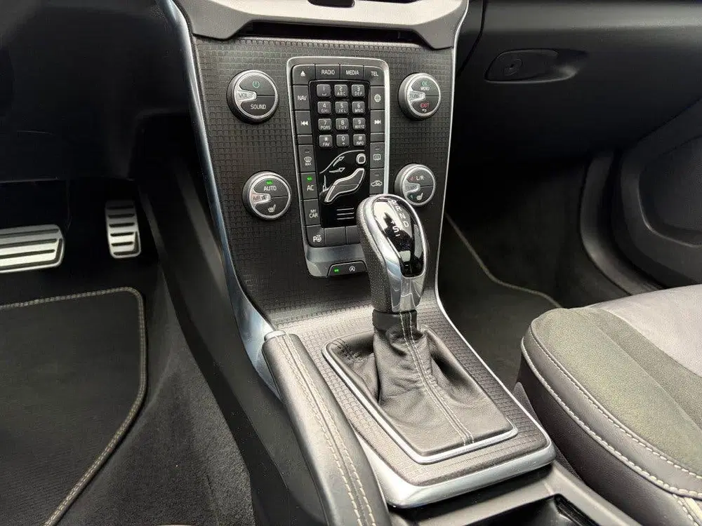 Volvo V40 1.5 T3 R-Design Pano LED Camera H uit 2020, foto 9