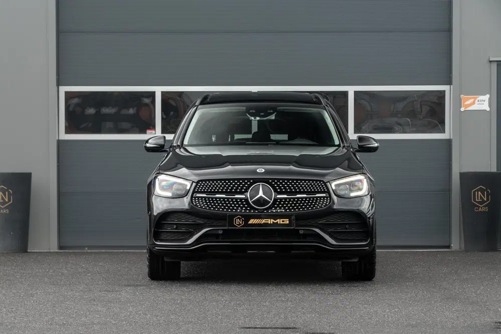 Mercedes-Benz GLC Mercedes GLC-klasse 300e 4MATIC AMG uit 2020, foto 2