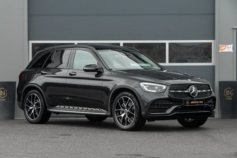 Mercedes-Benz GLC Mercedes GLC-klasse 300e 4MATIC AMG uit 2020, foto 3