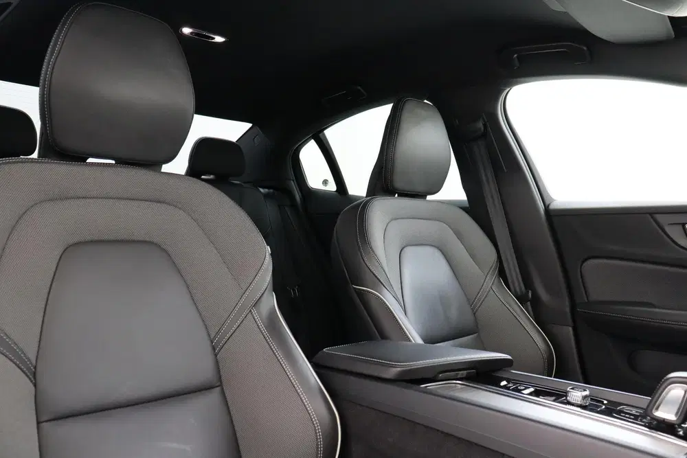 Volvo S60 B3 (M-HYBRID) R-DESIGN -HARMAN uit 2022, foto 10