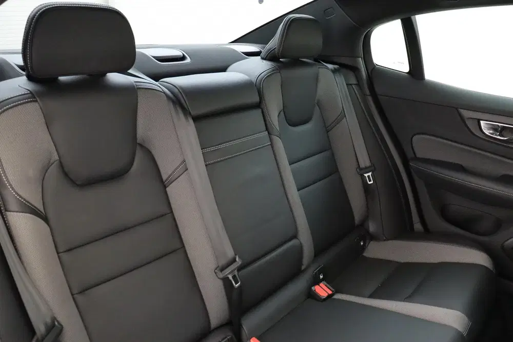 Volvo S60 B3 (M-HYBRID) R-DESIGN -HARMAN uit 2022, foto 12