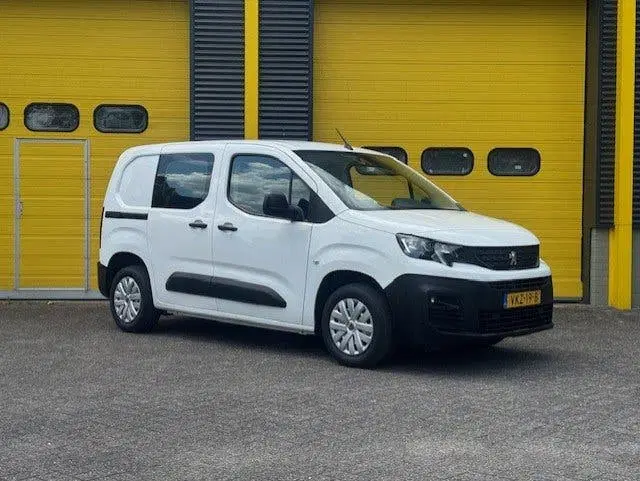 Peugeot Partner 1.2 Airco uit 2021, foto 2