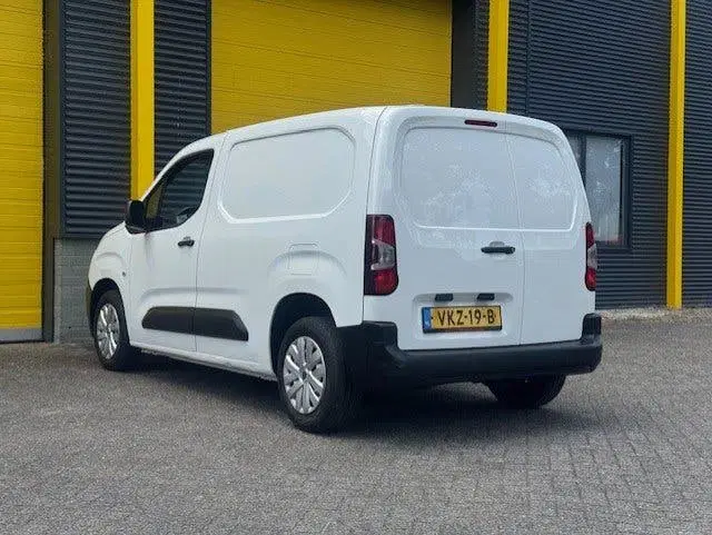 Peugeot Partner 1.2 Airco uit 2021, foto 3