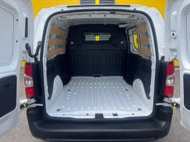 Peugeot Partner 1.2 Airco uit 2021, foto 6