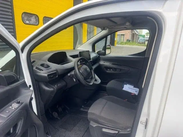Peugeot Partner 1.2 Airco uit 2021, foto 7