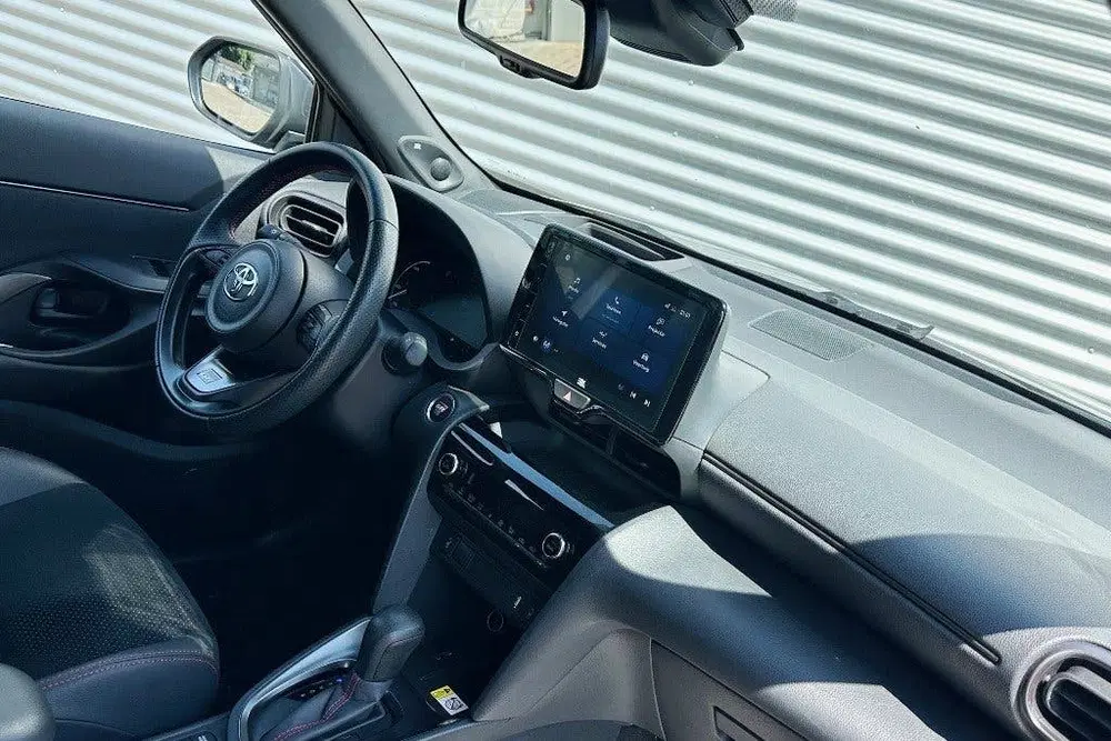 Toyota Yaris Cross 1.5 Hybrid GR Sport Two-Tone (bj 2023) uit 2023, foto 13