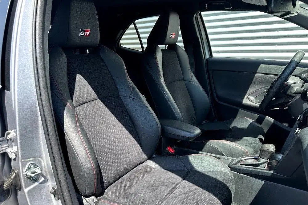 Toyota Yaris Cross 1.5 Hybrid GR Sport Two-Tone (bj 2023) uit 2023, foto 14
