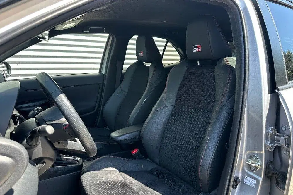 Toyota Yaris Cross 1.5 Hybrid GR Sport Two-Tone (bj 2023) uit 2023, foto 15