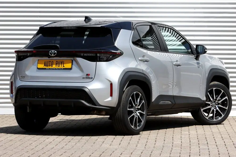 Toyota Yaris Cross 1.5 Hybrid GR Sport Two-Tone (bj 2023) uit 2023, foto 2