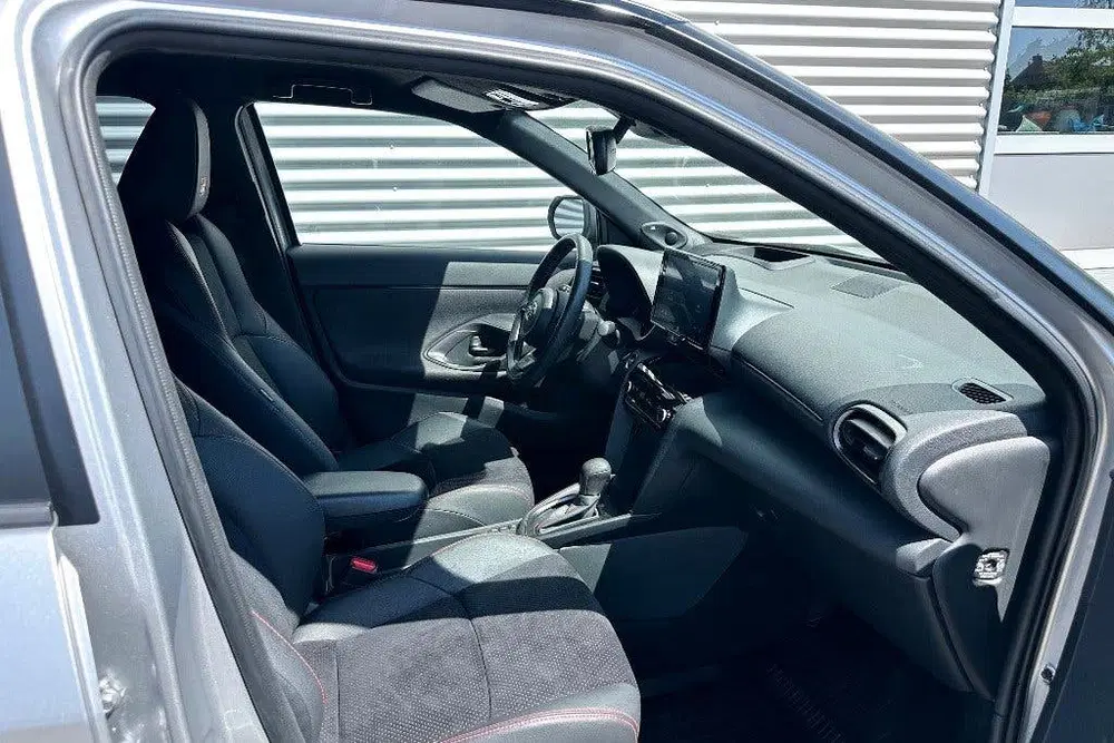 Toyota Yaris Cross 1.5 Hybrid GR Sport Two-Tone (bj 2023) uit 2023, foto 4