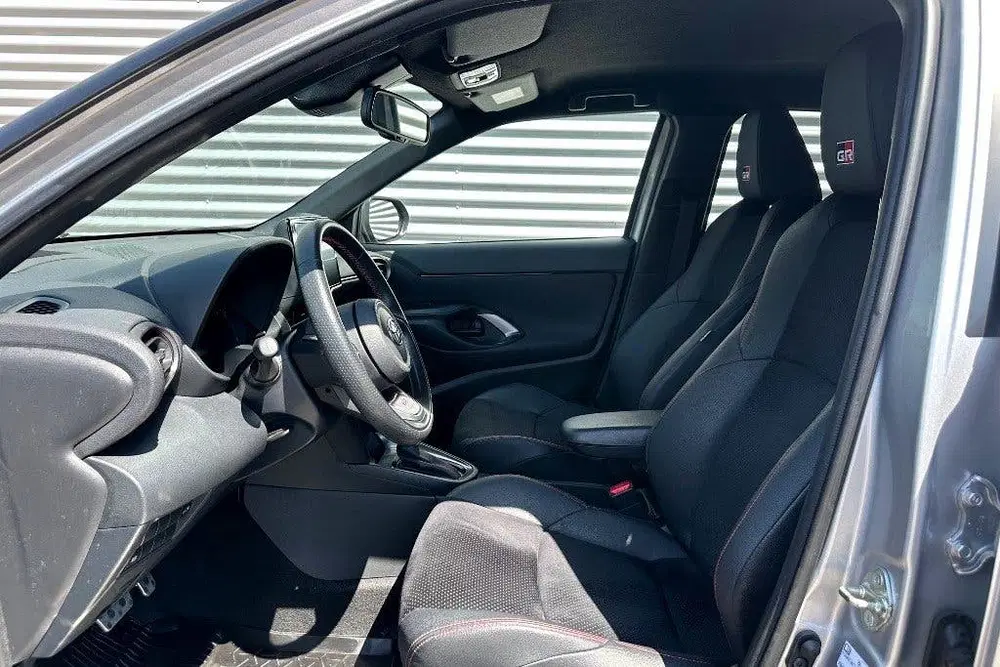 Toyota Yaris Cross 1.5 Hybrid GR Sport Two-Tone (bj 2023) uit 2023, foto 5