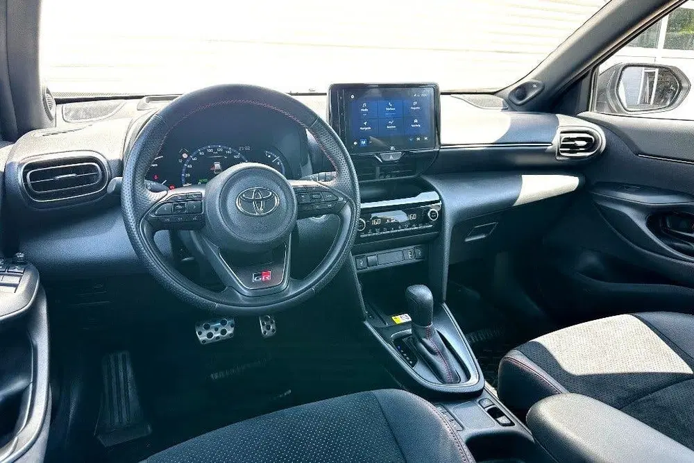 Toyota Yaris Cross 1.5 Hybrid GR Sport Two-Tone (bj 2023) uit 2023, foto 9