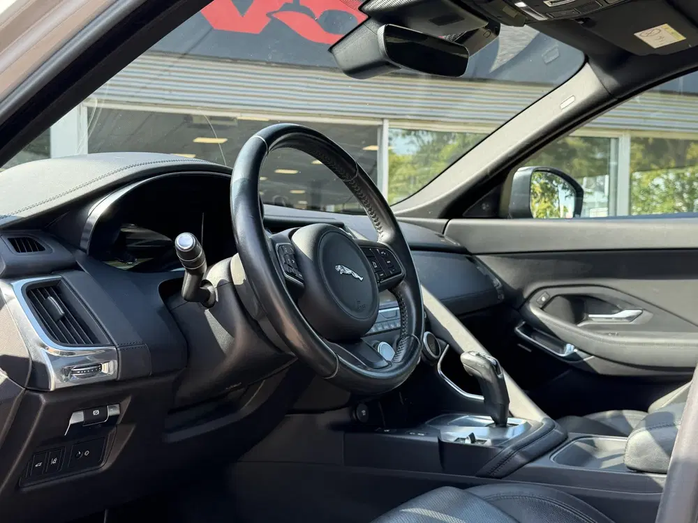 Jaguar E-Pace 2.0 P250 AWD S uit 2019, foto 2