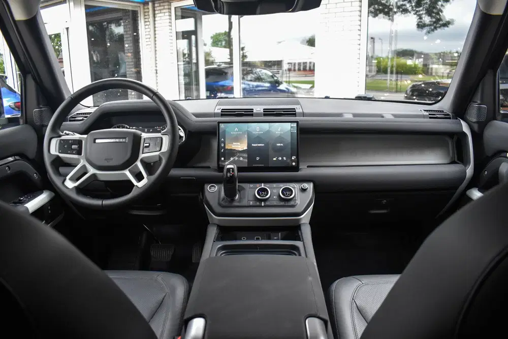 Land Rover Defender 3.0 D200 90 MHEV SE 90 Trekhaak Meridian uit 2022, foto 2