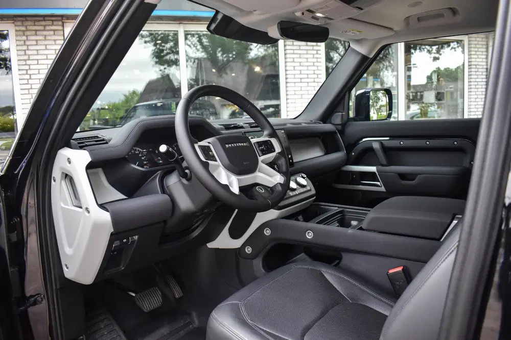 Land Rover Defender 3.0 D200 90 MHEV SE 90 Trekhaak Meridian uit 2022, foto 6
